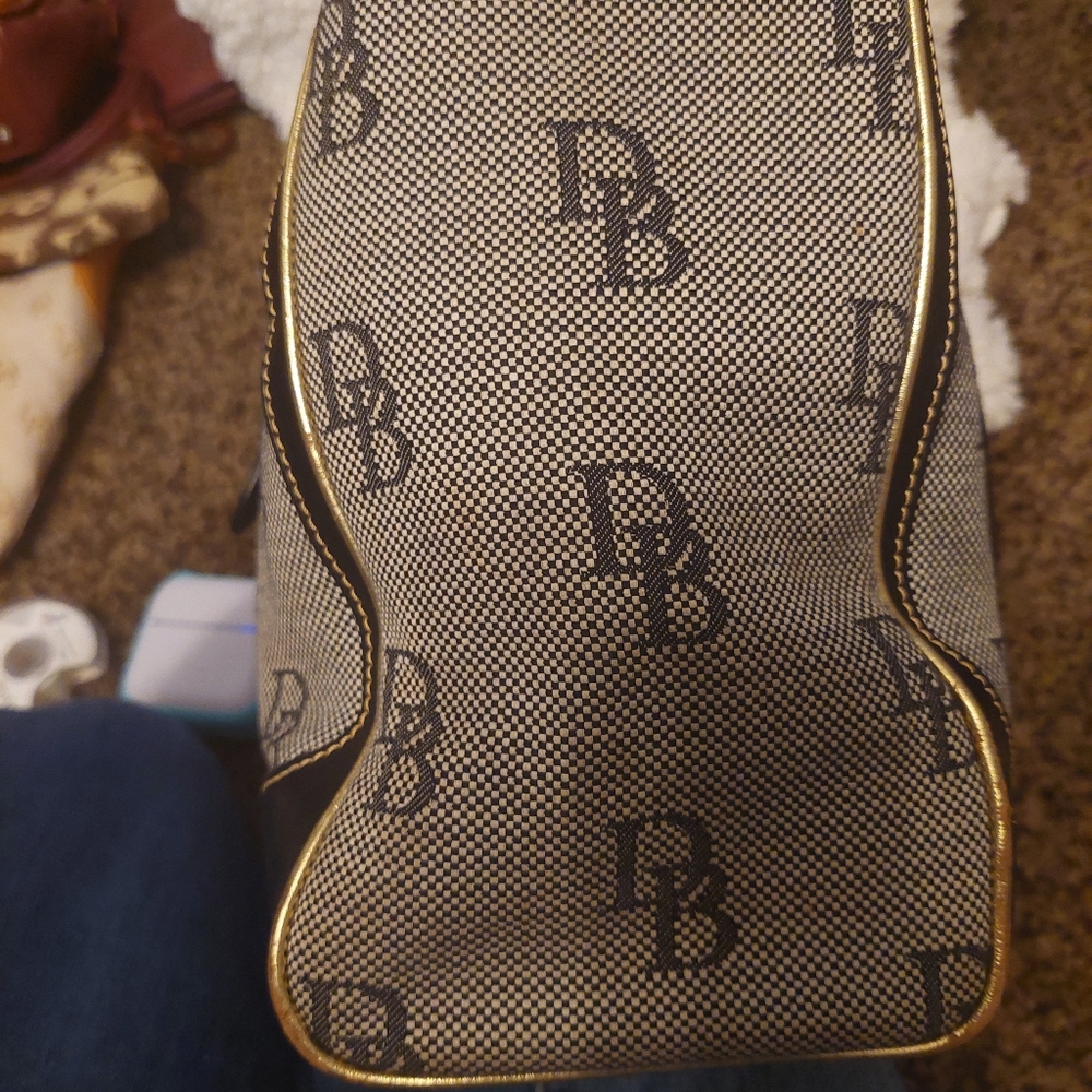 Dooney and bourke large classic logo tote. - Picture 3 of 9